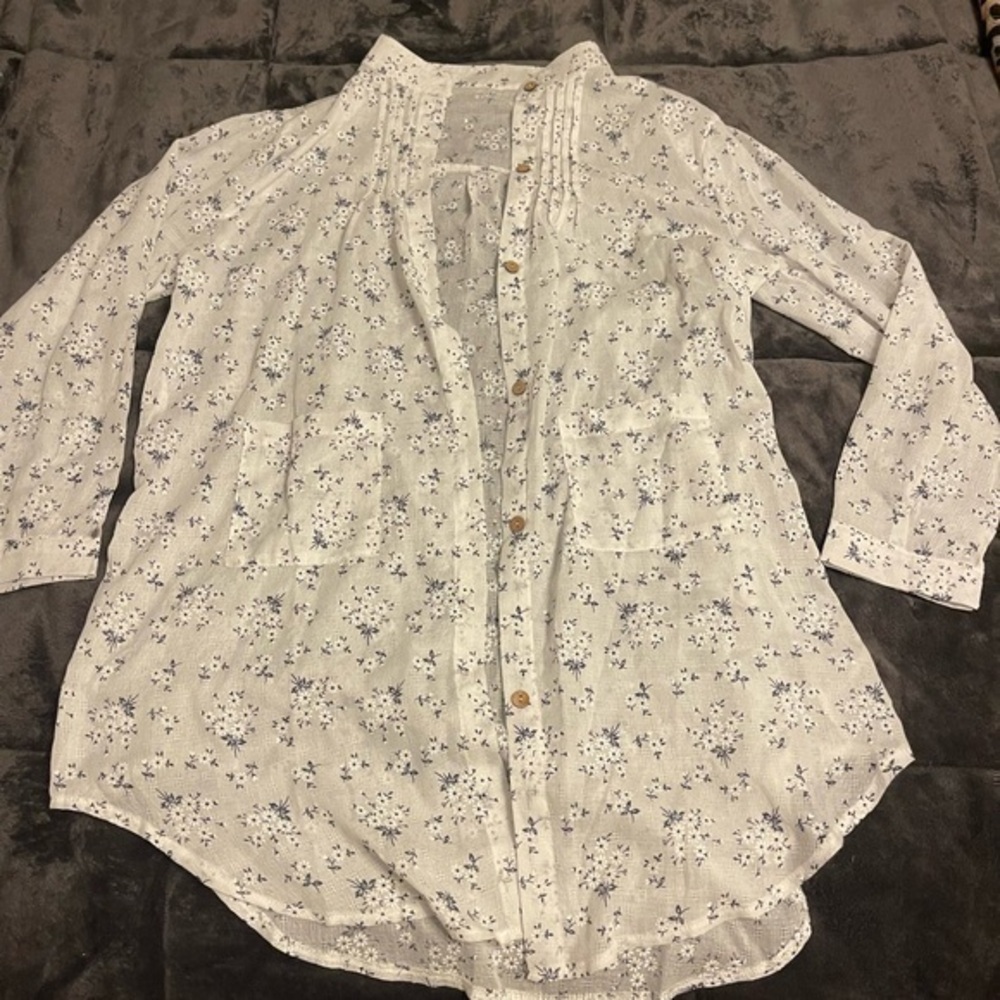 NWOT button up flower shirt Size XL